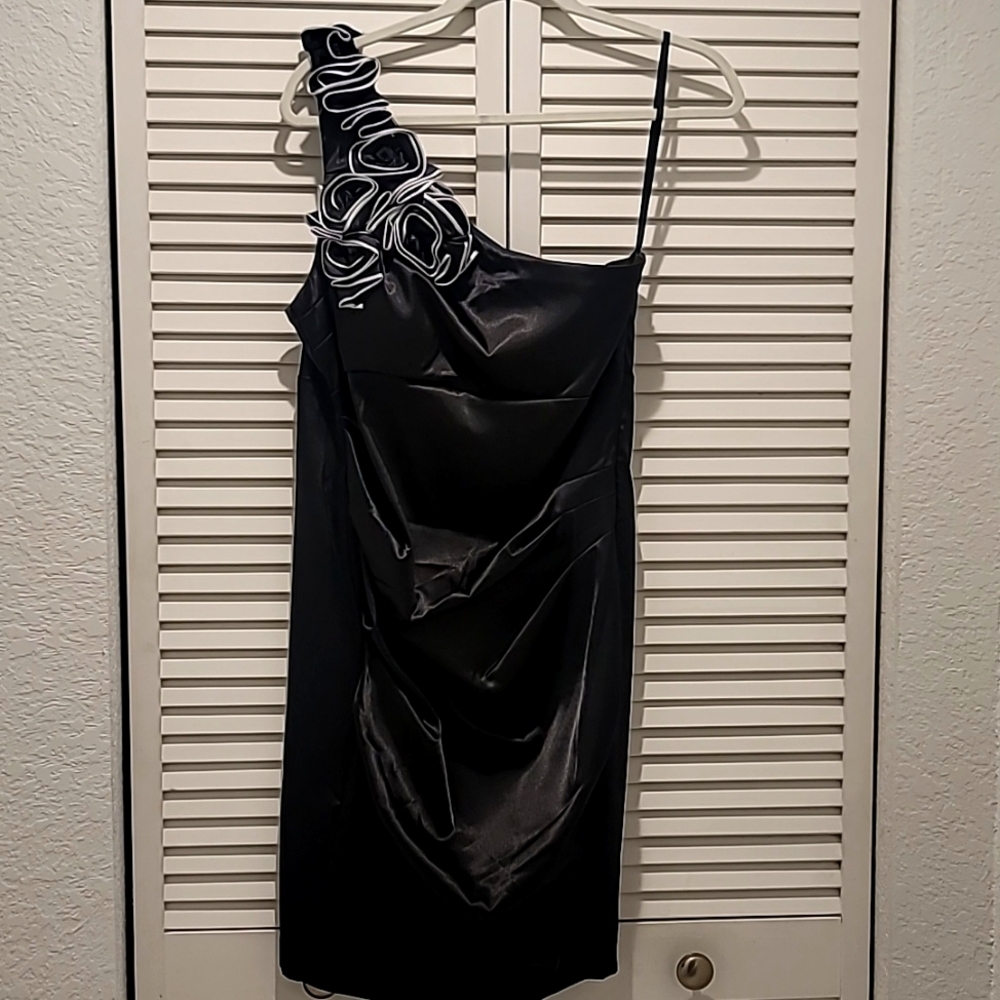One Shoulder Black Coctail Statin Like Shimmering Dress